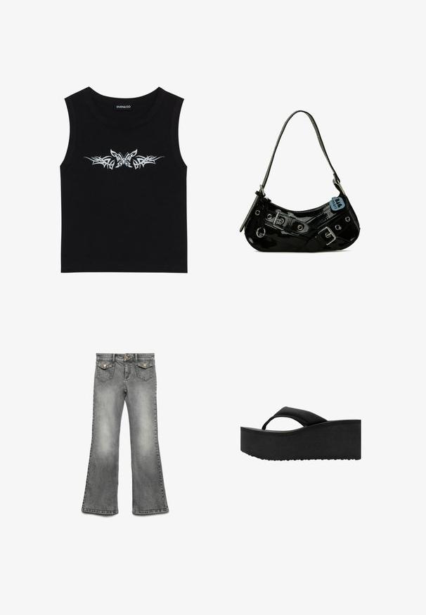 Sort ærmeløs top lavet af bomuld; har design med metallisk sølv sommerfugl og tribal mønster over brystet. Rund halsudskæring.; Grå denim jeans med flared ben featuring et falmet vask, fem lomme-design og kontrasterende guldfarvet hardware. Lige talje med knaplukning.; Sort platform flip-flop med tyk polstret sål og bred tårem, set fra siden på hvid baggrund.; Sort lakeret skuldertaske med en buet form, udsmykket med sølvhardware, dekorative spænder og en kort rem. Blå mærkat vedhæftet.