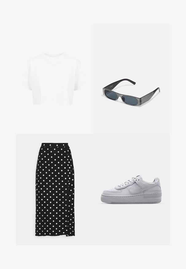 T-shirt blanche raccourcie, à manches courtes, col rond, en tissu lisse, sans motifs visibles ni quincaillerie distincte.; Jupe noire à pois blancs, faite en tissu doux. Elle présente une coupe droite et une fente en bas pour plus de liberté de mouvement.; Basket en cuir lisse gris Nike Air Force 1 avec un bout perforé, une semelle épaisse et un détail 'AIR' en relief sur le talon.; Lunettes de soleil noires avec des verres gris, ornées d'un motif en grille de petits rhinestones métalliques le long des montures. Fini lisse, design angulaire.