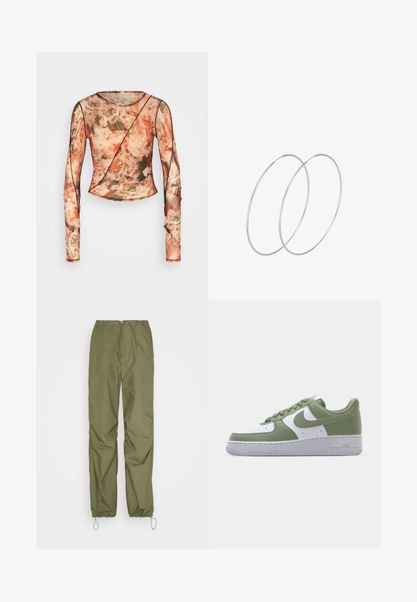 Bec + Bridge AVERIL GATHERED - Top s dlhým rukávom - glitch; Cotton On JORDAN PANT - Nohavice - khaki; Nike Air Force 1 tenisky v zeleno-bielej koži. Nízkoprofilový dizajn, okrúhla špička, textúrovaná gumová podrážka a výrazný detail loga Swoosh.; Strieborné kruhové náušnice s minimalistickým dizajnom. Cirkulárny tvar, hladký povrch a tenký profil. Ľahké s lesklým povrchom.