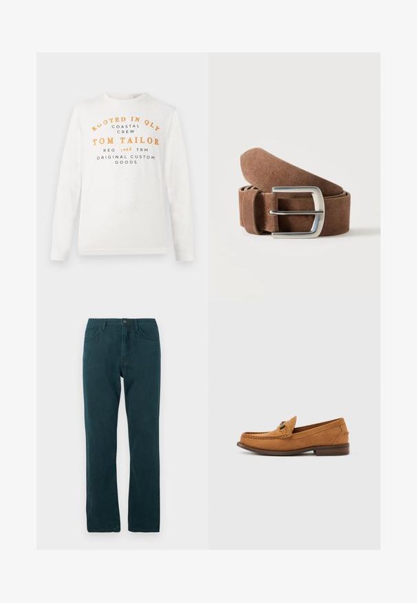 Weißes Langarmshirt mit orangefarbener und schwarzer Schrift, auf der steht: "Rooted in QLY Coastal Crew Tom Tailor Reg 1962 TRM Original Custom Goods".; Dunkelblaugrüne gerade Jeans mit Knopf- und Reißverschluss, Vorder- und Hintertaschen, flach auf weißem Hintergrund präsentiert.; Hellbrauner Wildleder-Herrenschlupfschuh mit Metallbeschlag und genähter Mokassinnaht, seitlich auf weißem Hintergrund dargestellt.; Brauner Wildledergürtel, zusammengerollt mit silberner rechteckiger Metallschnalle auf schlichtem hellem Hintergrund.