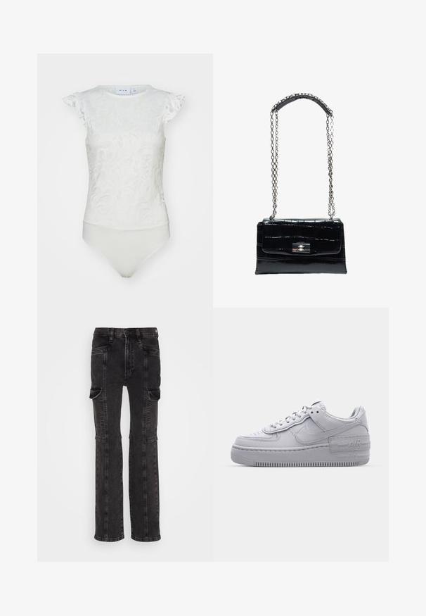 Weißer Body mit einem Spitzenblütenmuster, kurzen Rüschärmeln und einem eng anliegenden Unterteil mit glatter Oberfläche.; GAP 90S LOOSE HAINE - Jeans Relaxed Fit - black wash; Graue Nike Air Force 1 Sneaker mit perforierter Zehenpartie, Obermaterial aus glattem Leder, dicker Sohle und geprägtem 'AIR'-Detail an der Ferse.; Schwarze Handtasche aus Krokodilleder mit silbernem Drehverschluss und langem silbernem Kettenriemen mit Leder-Schulterpolster.