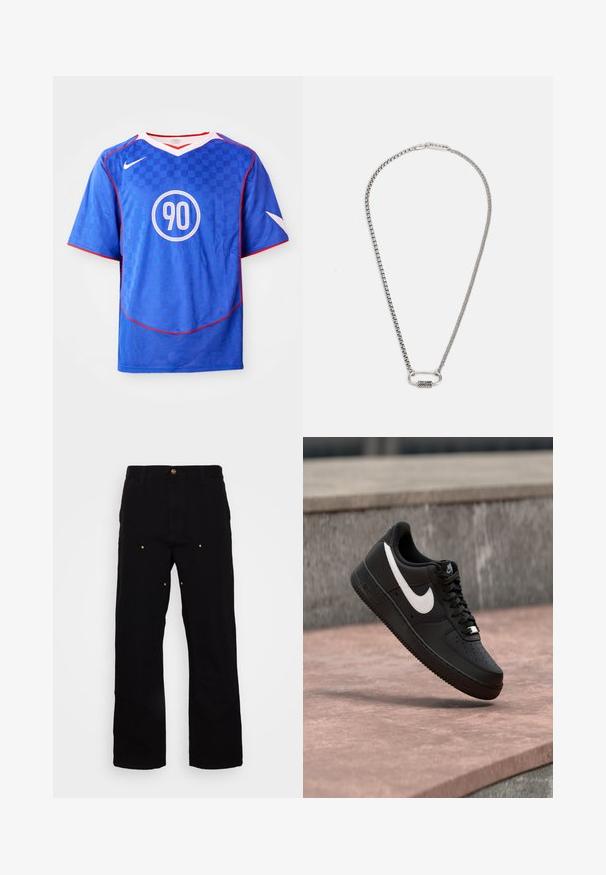 Blå Nike fodboldtrøje med ternet mønster, korte ærmer, v-hals design, hvide accenter og et centralt cirkulært "90" grafik.; Sorte denimbukser med lige ben, udstyret med guld hardware-detaljer og synlige syninger på for- og baglommer.; Sort Nike Air Force 1-sneaker med hvid swoosh-logo, svævende over en stenovertflade med en grå tekstureret væg i baggrunden.; Sølv kædehalssmykke med en glat oval lukning og en tekstureret detalje. Leddene er ensartede og polerede, hvilket giver et strømlinet udseende.