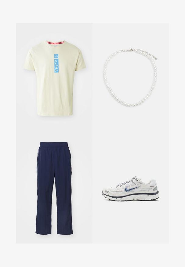 Kortærmet, lysegul bomulds T-shirt med et blåt "ALPHA" grafik og et rødt "REMOVE BEFORE FLIGHT" label på kraven.; Marineblå letvægtsbukser med elastisk talje, afslappet pasform, sidelommer og kontrasterende hvide striber langs siderne.; Nike Sportswear P 6000 - Sneakers - phantom/obsidian/summit white/white/black/metallic silver; Hvid perlekæde med ensartet rund form, glat overflade og metalspænde med forlængerkæde for justerbar længde.