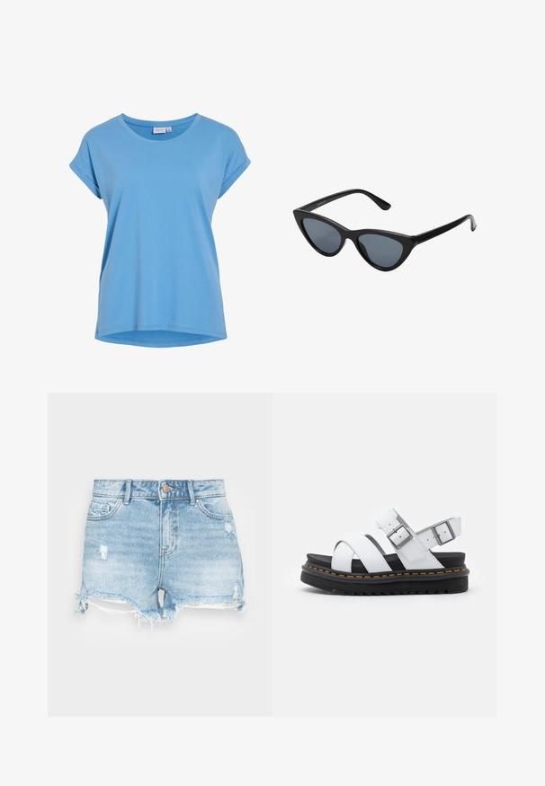 Camiseta de manga corta azul clara con cuello redondo, de suave tela de algodón y un corte holgado. Presenta mangas enrolladas y un dobladillo curvado.; Shorts de mezclilla en azul claro con un acabado desgastado, dobladillo deshilachado y diseño clásico de cinco bolsillos. Presenta un cierre de botón metálico.; Sandalias de cuero blancas con correas ajustables con hebilla, suela de plataforma negra en capas y detalle de costura naranja a lo largo del borde.; Gafas de sol negras en forma de ojo de gato con lentes gris oscuro, marco de plástico elegante, esquinas puntiagudas y patillas rectas. Sin herrajes ni acentos visibles.
