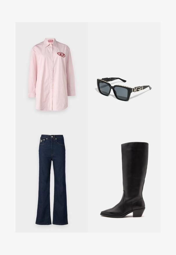 Roze en witte gestreepte lange mouwen shirt met een ronde kraag, voorzijde met knoopsluiting en een rode geborduurde logo op de linkerborst.; Donkerblauwe flared jeans van denim, met een hoge taille, vijf zakken en contrasterende oranje stiksels. Inclusief metalen knoopsluiting.; Zwarte leren laars tot half op de kuit met een puntige neus en een lage schuine hak op een effen lichte achtergrond.; Zwarte rechthoekige zonnebril met donkere lenzen en een dikke rand. De zijkanten hebben een metalen kettingontwerp met gouden accenten.