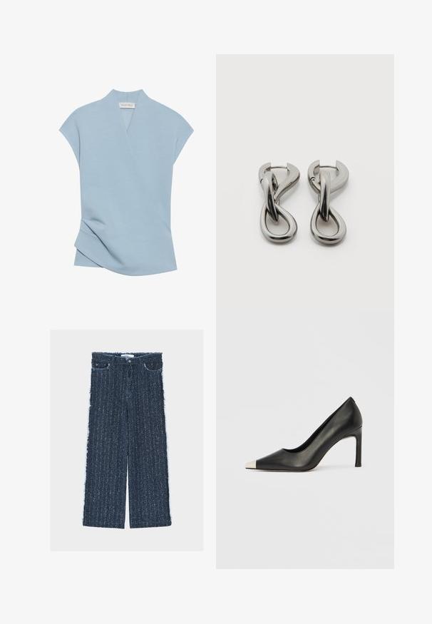 Camiseta de manga corta en azul claro con un diseño cruzado, textura suave y detalles de costura sutiles. Confeccionada en una mezcla de tejidos cómoda.; Pantalones de mezclilla de pierna ancha en azul oscuro con acabado texturizado, costuras laterales deshilachadas, cuatro bolsillos y cierre frontal con botones.; Zapato de tacón alto de cuero negro con punta en forma de pico y una tapa metálica plateada. Presenta un acabado suave y un tacón delgado de 10 cm.; Par de pendientes de metal con acabado plateado y diseño abstracto de bucles entrelazados sobre un fondo blanco.
