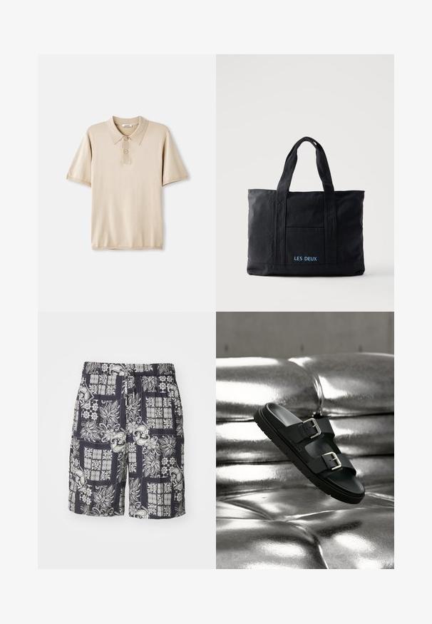 Beige Poloshirt mit Kragen und dreiknopfiger Leiste. Kurze Ärmel, weiche Textur und gerader Saum. Minimalistisches Design.; Marineblaue Shorts mit einem weißen Paisley- und Blumenmuster, aus leichtem Stoff mit elastischem Bund und Kordelzug.; Schwarze Slidesandale mit zwei verstellbaren Schnallen, die über einer glänzenden metallischen silbernen gesteppte Oberfläche schwebt.; Schwarze Canvas-Tragetasche mit zwei Henkeln, Fronttasche und „LES DEUX“ in Blau auf der Fronttasche bestickt.