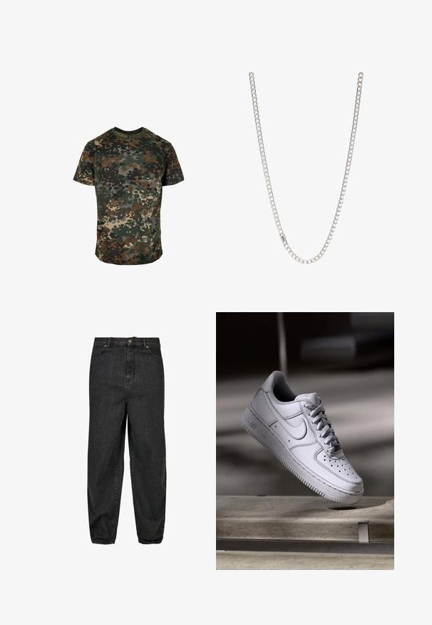 Camo t-shirt van katoen, met een meerkleurig patroon in groen, bruin en zwart. Ronde hals en korte mouwen.; Zwarte spijkerbroek van denim met een relaxte pasvorm, voorzien van een sluiting met een knoop aan de voorkant, vijf zakken en subtiele vervagingsdetails op de stof.; Witte Nike Air Force 1 sneaker van leer met geperforeerde neus, platte veters en een gestructureerde rubberen zool met "AIR"-logo aan de zijkant.; Zilveren ketting met in elkaar grijpende schakels, een gladde textuur en een uniforme rechthoekige vorm. Veilige sluiting.