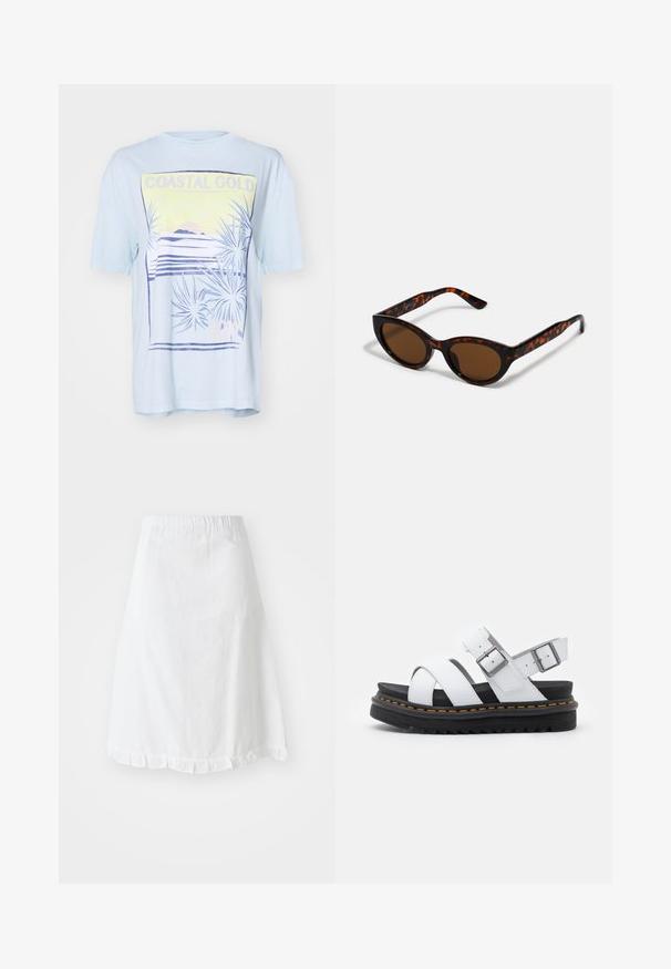 T-shirt bleu clair à manches courtes avec un imprimé graphique côtier représentant des feuilles de palmier, des montagnes et le texte 'COASTAL GOLD' en jaune et violet.; Jupe blanche avec taille élastique, présentant un motif texturé et un ourlet festonné en bas. Design simple en A.; Sandales en cuir blanc avec des sangles réglables à boucle, semelle en noir superposée et détail de couture orange le long du bord.; Lunettes de soleil en écaille de tortue marron avec une forme vintage de lunettes cat-eye et des verres marron. Présente des branches courbées avec des accents rouges.
