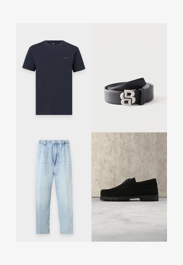 Marineblaues Baumwoll-T-Shirt mit Rundhalsausschnitt, kurzen Ärmeln und einem kleinen, grauen Markenlogo auf der linken Brust. Angenehme Textur.; Hellblaue High-Waist-Jeans mit geradem Bein, vorderen Falten, Gürtelschlaufen, Knopfverschluss und verblassten, vertikalen Falten.; Schwarzer Schnürschuh mit dicker, profilierter Sohle schwebt über beigem Teppich, brauner moderner runder Tisch vor weichem, beleuchtetem Hintergrund.; Schwarzer Ledergürtel, aufgerollt, mit einer silbernen Metallschnalle, die ein stilisiertes doppeltes „B“-Design auf weißem Hintergrund zeigt.