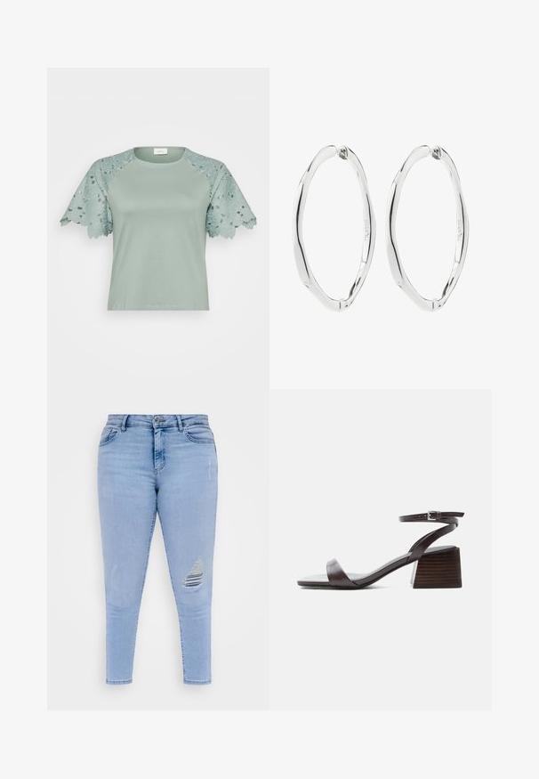 Lys grøn top med blondeærmer, der har blomsterkanter og udskæringsdetaljer, der fremhæver et afslappet, men stilfuldt design.; Lyseblå skinny jeans med knaplukning og en revnet detalje på højre lår.; Mørkebrune lædersandal med ankelrem, lav blokhæl og åben tå, vist i sideprofil på hvid baggrund.; Par polerede sølv snoede ovale hoopøreringe med hængslede låse, vist mod hvid baggrund.