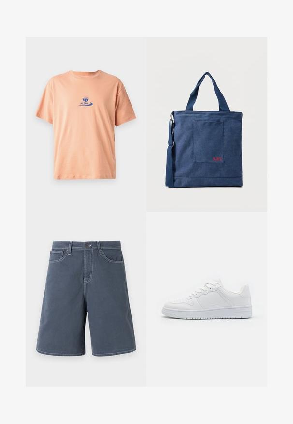 Perzikkleurig katoenen t-shirt met korte mouwen, een ronde hals en een blauw bedrukt logo met een peddelontwerp en de tekst "NY PADEL."; Donkerblauwe katoenen shorts met witte stiksels, vijf zakken en een knoopsluiting in de taille. Rechte pijpen, minimale details.; Witte sneakers van glad synthetisch materiaal, met platte veters, geperforeerde neus en een rubberen zool met een gestructureerd grippatroon.; Blauwe canvas tas met voorvak en rode "O.N.S" borduring, voorzien van dubbele handvatten en een verstelbare schouderriem.
