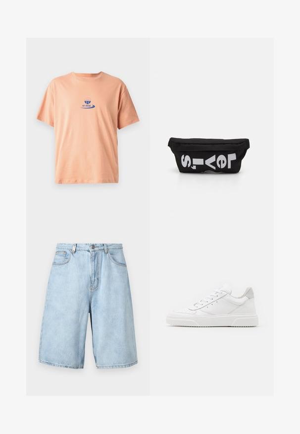 ferskenfarvet bomulds t-shirt med korte ærmer, en rund halsudskæring og et blåt trykt logo med et paddeldesign og teksten "NY PADEL."; Lys blå denimshorts med løs pasform, der har to forlommer, lynlås og synlige stikninger.; Hvide lædersneakers med en glat finish, rund tå, flade snørebånd og en struktureret sål. Grå ruskindsdetalje ved hælen.; Sort stoftaske med flad form, prydet med fed hvid tekst. Lynlåsen er placeret øverst, med en løkke detalje på den ene side.