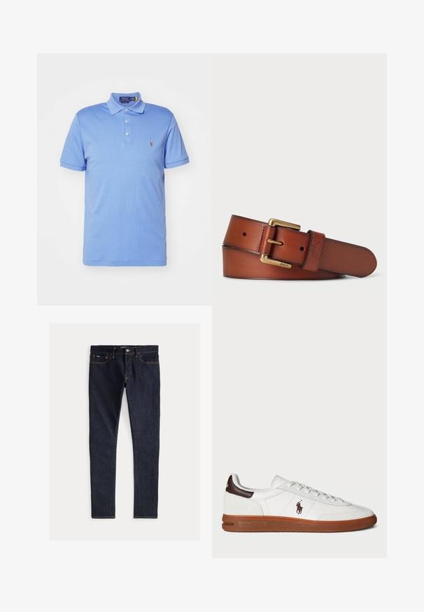 Svetlomodrá polo košeľa z bavlny, s golierom, trojicou gombíkov na prednej strane a malým vyšitým logom na ľavom prsníku.; Tmavomodré denimové jeansy so slim fit strihom, ktoré majú päť vreciek, žlté prešívanie a zapínanie na gombík v páse. Hladká textúra.; Biele nízke tenisky s textúrovaným koženým zvrškom, hnedými akcentmi na päte a gumovou podrážkou. Obsahujú vyšívané logo na boku.; Kožený opasok v bohatých hnedých odtieňoch s hladkou textúrou. Obsahuje zlatý kovový pracku a embosované logo. Prítomné sú viaceré veľkostné otvory.