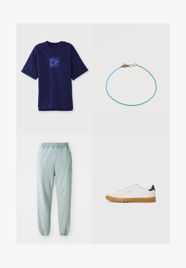 Marineblå bomulds T-shirt med korte ærmer, prydet med en blå grafik af en bjørn og teksten "PENFIELD MASSACHUSETTS" i en firkantet form på forsiden.; Lysgrønne sweatpants lavet af blød bomuld, med elastisk talje, sidelommer og diskret grafisk detaljering langs det ene ben.; Hvide lædersneakers med perfereret design, gummisul, grøn hælaccent og farverig stribe detalje på siden.; Delikat perlearmbånd med små blå og grønne firkantede perler og en sølv krog-lås på en hvid baggrund.