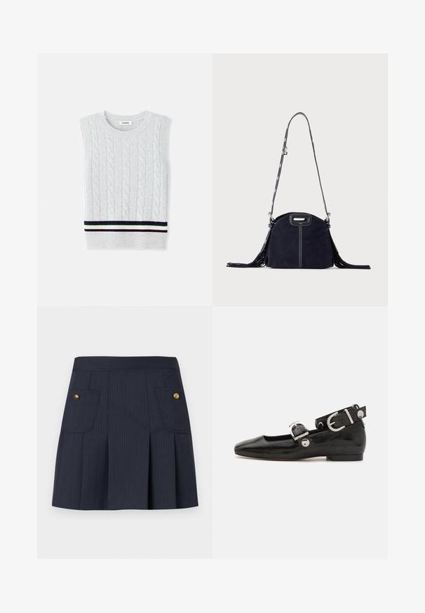 Lys grå ærmeløs sweater med et kabelstrikket mønster og en stribet ribkant i marineblå, grøn og creme. Blød tekstur.; Mørkeblå navy nederdel med tynde striber, forplissering foran og to klaplommer på hver side med guldknapper.; Sorte patenteret lædersko med firkantet tå, ankelrem med sølvhardware og flad sål. Glat tekstur med minimalistisk design.; Mørkeblå ruskindstaske med hvide syninger, et udskåret håndtag, mønstret skulderrem og lange frynser på begge sider.