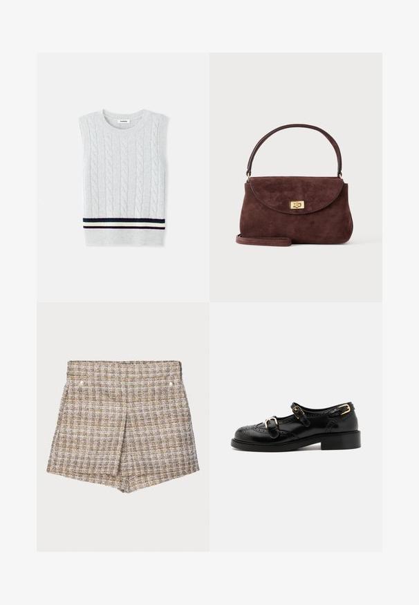 Lys grå ærmeløs sweater med et kabelstrikket mønster og en stribet ribkant i marineblå, grøn og creme. Blød tekstur.; Bruneternetternede vævede shorts med en struktureret finish, der har to sølvfarvede trykknapper foran og en skræddersyet, struktureret design.; Sorte lædersko med brogue-detaljer, der har to spænder, rund tå og lav hæl. Glat tekstur med blank finish.; Lille brun ruskindshåndtaske med en buet klap, guld twist-lås, kort håndtag og en valgfri skulderrem på en ensfarvet baggrund.