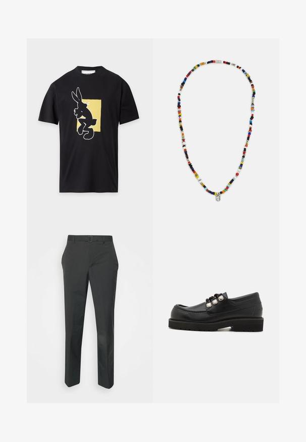 T-shirt noir à manches courtes avec une silhouette de lapin en contour blanc à l'intérieur d'un fond rectangulaire jaune sur le devant.; Neil Barrett PLEAT TROUSERS - Pantalon classique - black; Mocassins en cuir noir avec un bout arrondi, présentant trois accents métalliques et une semelle texturée pour une meilleure adhérence. Tige lisse et détails cousus.; Collier de perles colorées présentant différentes formes et tailles, avec des accents métalliques et de petits charms décoratifs. Principalement multicolore.