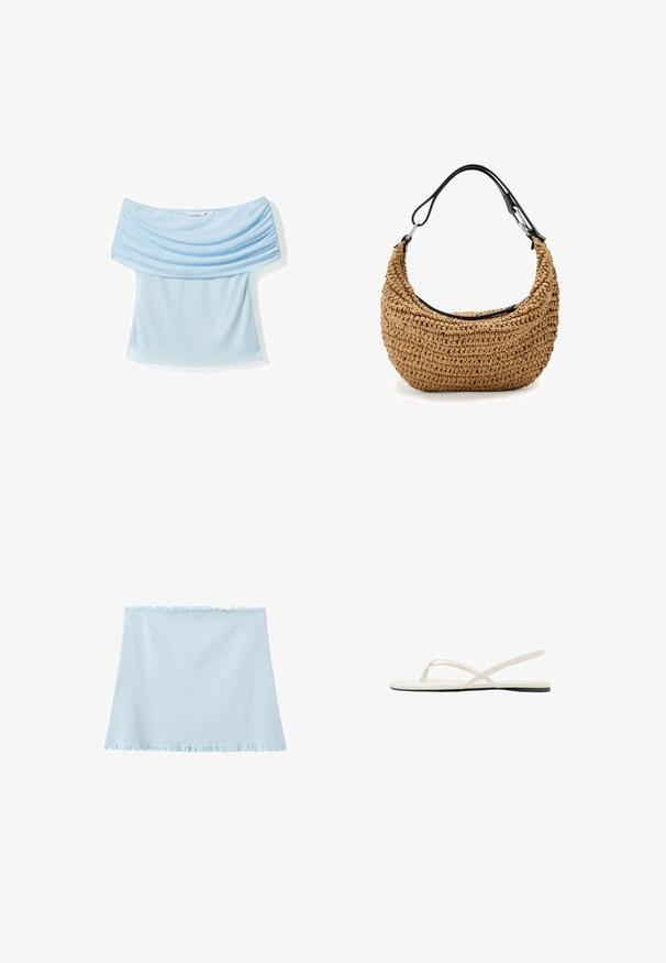 Haut bleu clair à épaules dénudées avec tissu froncé au niveau de l'encolure, coupe ajustée et texture douce et lisse. Ourlet sans couture.; Haut tube en maille bleu clair avec bords volantés en haut et en bas, posé à plat sur un fond blanc.; Sandale plate blanche avec fines lanières croisées et une bride arrière, vue de côté sur fond blanc.; Sac à main en paille tissée beige à silhouette courbée, doté d'une bandoulière en cuir noir et d'accents métalliques argentés. Finition texturée.