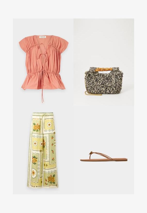 Haut en coton couleur pêche avec des détails froncés, manches courtes et taille cintrée. Dispose de liens ajustables au niveau du col et de l'ourlet.; Pantalon à jambes larges avec motifs patchwork floraux et géométriques jaune clair, ceinturé d'une bande élastique et d'un cordon de serrage.; Sandale plate beige avec fines doubles lanières sur le doigt de pied et le côté, ornée d'un petit élément décoratif métallique près de la bride entre les orteils.; Sac tissé avec un motif texturé noir et crème, une poignée en bambou et une bandoulière en chaîne dorée amovible. Forme rectangulaire compacte.