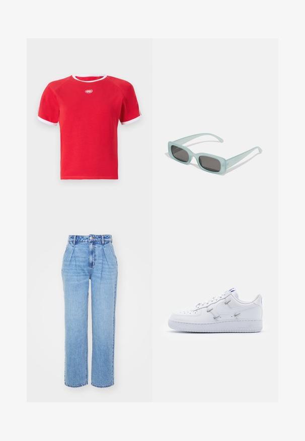 Camiseta de algodón roja con ribete blanco en el cuello y las mangas. Presenta un cuello redondo y un logo en el centro. Diseño de manga corta.; Pantalones vaqueros de mezclilla azul claro con cintura alta, corte de pierna ancha y pliegues en el frente. Presentan costuras típicas y un cierre de botón en la cintura.; Nike Sportswear AIR FORCE 1 - Zapatillas - white/hyper royal/black; Un par de gafas de sol rectangulares con montura translucida azul clara y lentes gris oscuro, que cuentan con patillas rectas y detalles de hardware mínimos.