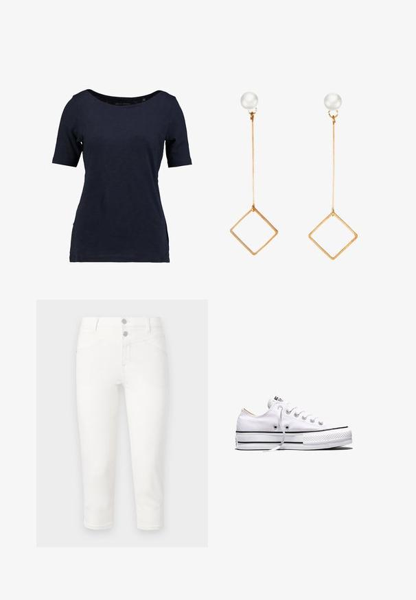 Marineblauwe t-shirt met korte mouwen, gemaakt van katoen. Heeft een ronde halslijn en een relaxte pasvorm met zijsplitten voor betere bewegingsvrijheid.; Witte cropped jeans gemaakt van een katoenmix. Bevat twee voorkruisen, twee achterzakken en een gladde afwerking. Metsel knoopsluiting.; Witte lage canvas sneaker met witte veters, zwarte strepen op de zool en een rubberen, getextureerde neuskap, zijaanzicht op een witte achtergrond.; Gouden oorbellen met een lange rechte staaf, voorzien van een ronde parelstud en een hangende geometrische diamantvorm.