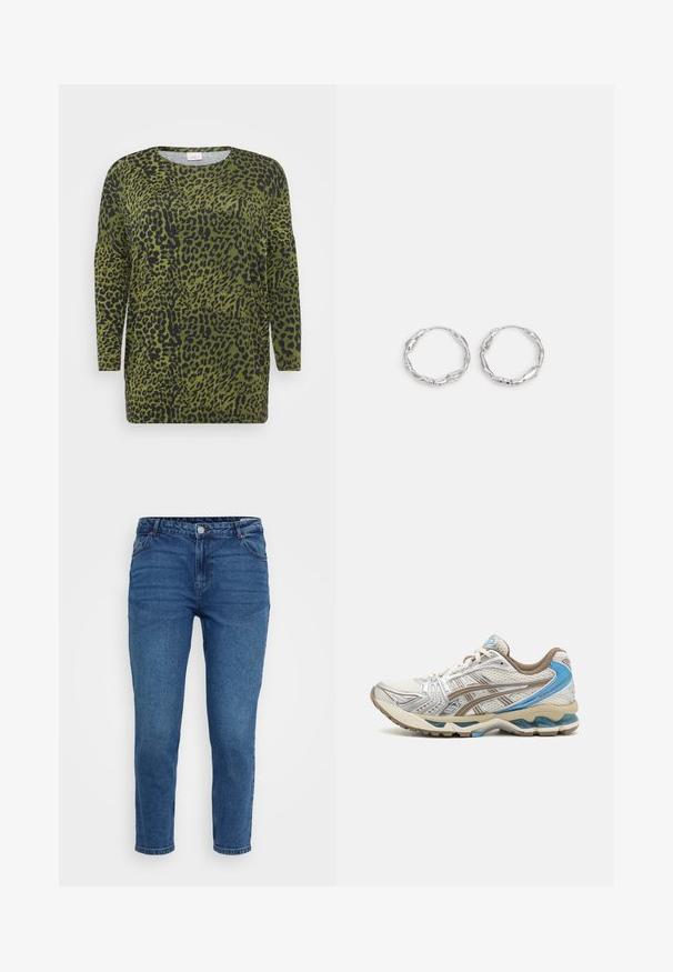 Oberteil mit Leopardenmuster, langen Ärmeln, grünem Hintergrund und schwarzen Flecken. Rundhalsausschnitt und weicher Stoff mit lockerer Passform.; Blaue Jeans aus Denim mit mittelhohem Bund, Fünf-Taschen-Design und geradem Bein. Mit Steppnähten und Metallakzenten.; Weißer und beiger Laufschuh mit blauen Akzenten, Mesh-Obermaterial, gepolsterter Sohle und Schnürdesign, von der Außenseite gezeigt.; Silberne Creolen mit einer welligen, unregelmäßigen Textur. Besitzen eine dünne, kreisförmige Form und eine reflektierende Oberfläche.