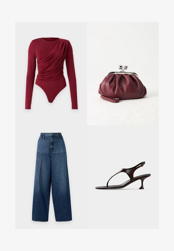 Langærmet bodysuit i dyb rød, med draperet stof, scoop neck og trykknaplukning i bunden, lavet af blødt strækmateriale.; Bredde denim jeans i mørkeblå. Har en høj talje, lynlås og subtil fading. Fremstillet af tekstureret bomuldsstof.; Mørkebrun laklædersandal med rem bagpå, lille hæl og tårem på hvid baggrund.; Lille bordeauxlæder clutch-pung med sølv metal lukning og håndledsrem på hvid baggrund.