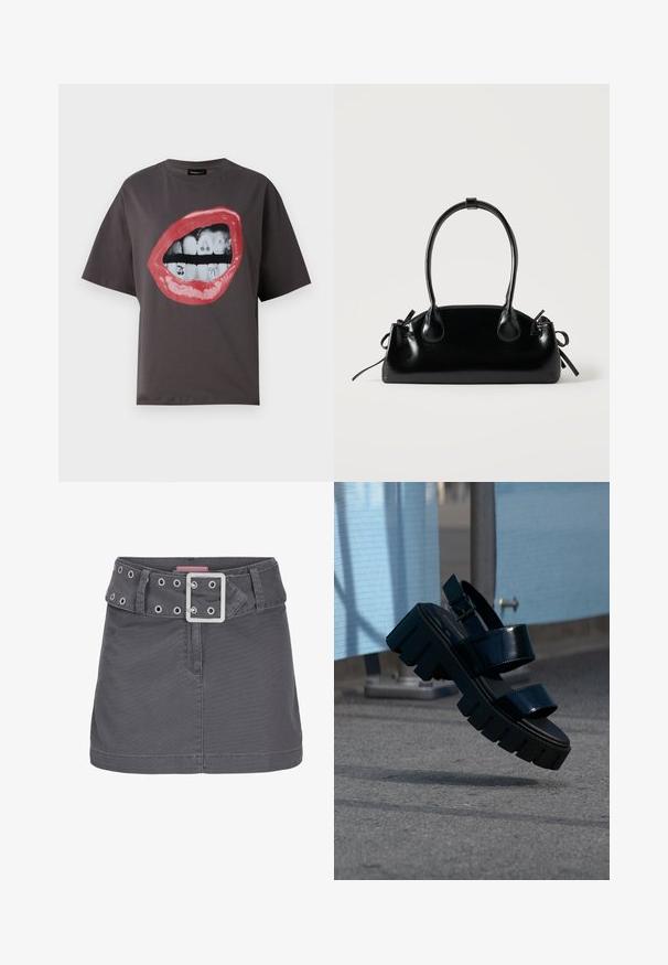 T-shirt gris foncé avec un grand graphisme de lèvres rouges ouvertes montrant les dents supérieures et inférieures avec de petits motifs de tatouage noirs sur les dents.; Jupe mini en coton gris avec une large ceinture ornée d'œillets en argent et d'une boucle en métal carrée, conçue avec une silhouette épurée et droite.; Sandale plateforme noire épaisse avec deux brides et une boucle, suspendue en l'air au-dessus d'un sol en béton gris et d'un fond en tissu bleu.; Petit sac à main noir brillant avec deux longues anses et des détails à cordon sur les côtés sur un fond clair uni.