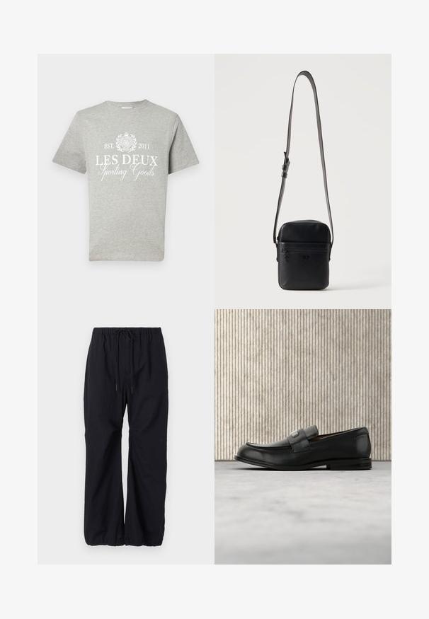 Grijze T-shirt met korte mouwen van katoen, met witte bedrukte tekst "LES DEUX Sporting Goods" met een cirkelvormig logo erboven en het jaar van oprichting.; Zwarte, losse broek van lichtgewicht stof, met een elastische tailleband met een trekkoord en gathers bij de enkels.; Zwarte leren loafer met een metalen merktekenplaatje, rustend bij een bruine ronde tafel op een beige tapijtvloer.; Zwarte rechthoekige leren crossbodytas met voorvak met rits en verstelbare schouderriem tegen een effen achtergrond.