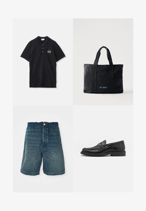 Schwarzes Poloshirt aus Baumwolle, mit einer Knopfleiste mit drei Knöpfen, kurzen Ärmeln und einem dekorativen gestickten Logo auf der Brust.; Dunkelblaue Denim-Shorts mit lockerer Passform, Knopfverschlüsse und sichtbaren Nähten an Saum und Taschen.; Schwarze Lederleter mit einer abgerundeten Zehenpartie, ausgestattet mit goldenen Hardwareakzenten und Stichdetails, auf einer niedrigen, strukturierten Gummisohle.; Schwarze Canvas-Tragetasche mit zwei Henkeln, Fronttasche und „LES DEUX“ in Blau auf der Fronttasche bestickt.