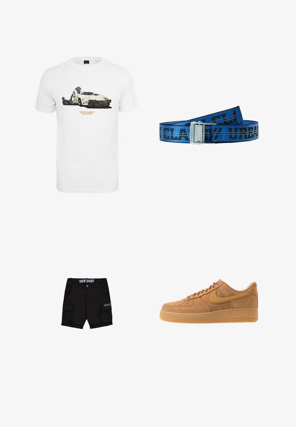 Hvid bomulds T-shirt med en bilillustration med to figurer, tekst der siger "Når weekenden rammer dig hårdt," og sat mod en simpel baggrund.; Sorte cargoshorts med flere lommer, knaplukning, bæltestropper og teksten "CREW SHORT" på den indvendige linning.; Nike Sportswear AIR FORCE 1 07 - Sneakers - flax/wheat/light brown/black/team gold; Blå syntetisk bælte med sort tekst, udstyret med en metallisk spænde. Remmen viser et gentaget brandingmønster. Struktureret overflade.
