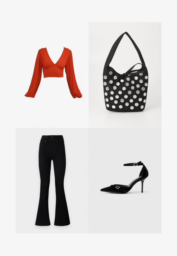Rød langærmet cropped top med dyb V-udskæring og plisserede ærmer. Lavet af et blødt, strækbart stof med en glat tekstur. Ingen synlige mønstre.; Pepe Jeans FLARE CONTOUR - Flared jeans - black denim; Sort fløjls højhælet sko med spids tå, ankelrem med en spændeaccent og en slank, glinsende stilettohæl.; Sort stof håndtaske med en afrundet form, der har sølvfarvede cirkulære metalnitter arrangeret i et mønster, samt et bundet stofaccent.