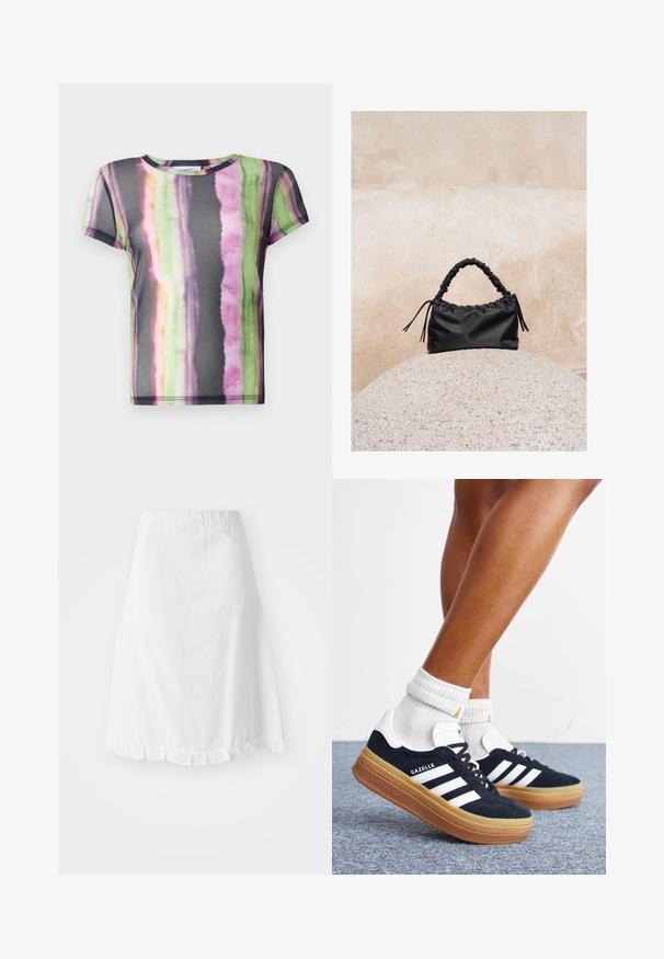 T-Shirt mit kurzen Ärmeln aus transparenter Stoff, mit einem bunten Aquarellstreifenmuster in grünen, rosa und lila Tönen.; Weißer Rock mit elastischem Bund, der ein strukturiertes Muster und einen gerafften Saum am unteren Ende aufweist. Einfaches A-Linien-Design.; Beine mit weißen Socken und schwarzen Adidas Gazelle Sneakers mit weißen Streifen und dicken braunen Sohlen auf einem grauen Teppichboden.; Schwarze geraffte Handtasche mit einem gesammelten Griff, die auf einer strukturierten Steinkugel vor einem beigen Betonwand-Hintergrund liegt.