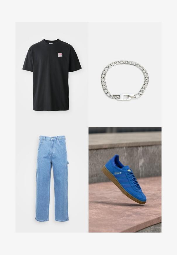 Schwarzes Baumwoll-T-Shirt mit Rundhalsausschnitt, kurzen Ärmeln und einem kleinen farbigen Etikett auf der linken Brust, das das Wort "SUPERIOR" zeigt.; Hellblaue Denim-Cargohosen mit geradem Bein, Vordertaschen und seitlichen Cargotaschen. Der Stoff hat eine glatte Textur mit einem leicht verwaschenen Finish.; Blauer Adidas Spezial Sneaker mit Gummisohle, Schnürsenkel gebunden, schwebend über einer glatten Steinoberfläche nahe einer grauen Betonwand.; Silberne Kettenarmband mit ineinandergreifenden Gliedern und strukturierter Oberfläche sowie einem rechteckigen Verschluss. Einfaches und modernes Design.