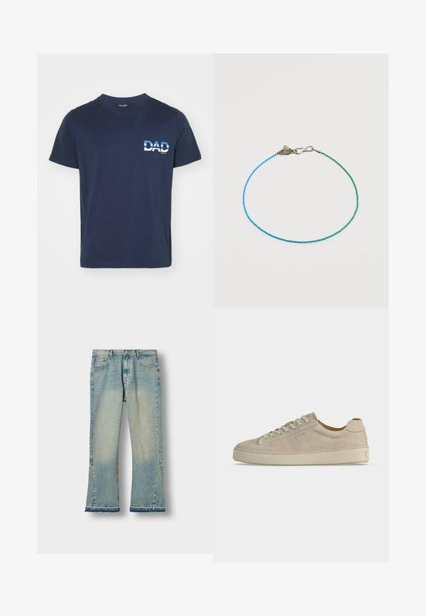 Marineblauwe katoenen T-shirt met korte mouwen. Heeft een witte grafische tekst "DAD" aan de linkerkant, in een vet lettertype. Eenvoudig en casual ontwerp.; Lichtblauwe flared jeans van denim met een vervaagde wassing, een rauwe zoom en zijsplitten, met een klassieke vijf-pocketontwerp en metalen knoopsluiting.; Beige suède lage sneaker met vetersluiting en dikke rubberen zool, gezien vanaf de zijkant op een effen witte achtergrond.; Delicaat armbandje met kleine blauwe en groene vierkante kralen en een zilveren haaksluiting op een witte achtergrond.