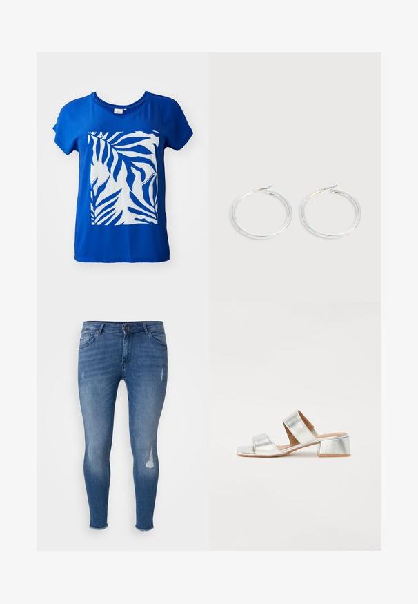 Μπλε κοντομάνικο T-shirt με μεγάλη λευκή εκτύπωση ζέβρας στο μπροστινό μέρος. Λείο ύφασμα με χαλαρή εφαρμογή και σχέδιο V-λαιμού.; Λεπτά τζιν από μπλε τζιν, με φθορά μπροστά, ξεθωριασμένες περιοχές και σχισμένο στρίφωμα στους αστραγάλους.; Ασημί σανδάλια με ψηλό τακούνι και δύο σταυρωτές λωρίδες. Λείος μεταλλικός φινίρισμα και απλός σχεδιασμός. Ανοιχτή μύτη με χαμηλό, τετράγωνο τακούνι.; Ζεύγος λαμπερών ασημένιων κρίκων με λεπτές σύρμα σφραγίδες, παρουσιασμένα σε ανοιχτό γκρι φόντο.