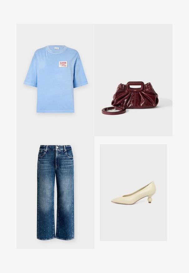 T-shirt en coton bleu clair à manches courtes avec une étiquette carrée rouge et blanche portant l'inscription "CLOSED PRODUTTORE DI JEANS DAL 1978."; Jean bleu à jambes larges avec un effet délavé et de petits clous blancs façon strass dispersés sur le tissu, coupe cinq poches et passants pour ceinture.; Escarpin couleur crème à bout pointu avec un talon bas unique en forme de bulbe sur fond blanc uni.; Petit sac à main en cuir rouge foncé avec texture froncée, poignée rectangulaire découpée pour la main et bandoulière détachable sur fond blanc.