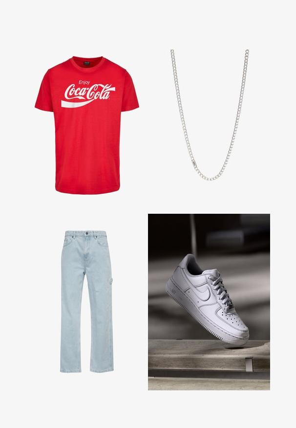 Rode katoenen T-shirt met korte mouwen, voorzien van een witte "Coca-Cola"-logo en een golvend ontwerp op de borst. Klassieke ronde halsstijl.; Lichtblauwe denim jeans met een straight-leg ontwerp, voorzien van voor- en achterzakken en een zij cargozak. Gladde textuur, casual stijl.; Witte Nike Air Force 1 sneaker van leer met geperforeerde neus, platte veters en een gestructureerde rubberen zool met "AIR"-logo aan de zijkant.; Zilveren ketting met in elkaar grijpende schakels, een gladde textuur en een uniforme rechthoekige vorm. Veilige sluiting.
