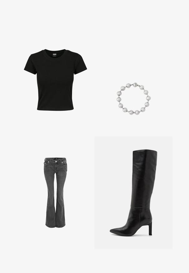 Camiseta negra de manga corta fabricada en algodón suave, con un cuello redondo y un corte ajustado. Sin patrones ni acentos visibles.; True Religion Vaqueros bootcut - charcoal; Botas de cuero negras hasta la rodilla con tacón de aguja y punta afilada. El tacón es de estilo cuadrado, lo que añade estabilidad al diseño.; Pulsera de tono plateado con cuentas redondas unidas por barras cortas y un cierre esférico grabado con el nombre de la marca, exhibida sobre un fondo blanco.