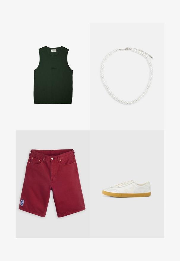 Grünes geripptes Tanktop mit rundem Halsauschnitt und ohne Ärmel. Mit dezentem Branding in Schwarz in der Mitte. Weiche Textur.; Bordeauxrote Jeansshorts mit Fronttaschen, Gürtelschlaufen, Knopfverschluss und einem kleinen gestickten England-Fußballwappen am unteren linken Bein.; Weißer Ledersneaker mit glatter Textur, beigefarbenem „V“-Logo, rundem Zehenbereich, Schnürdesign und einer Sohle aus Gummireifen.; Weiße Perlenkette mit einheitlich runder Form, glatter Oberfläche und Metallverschluss mit Verlängerungskette für anpassbare Länge.