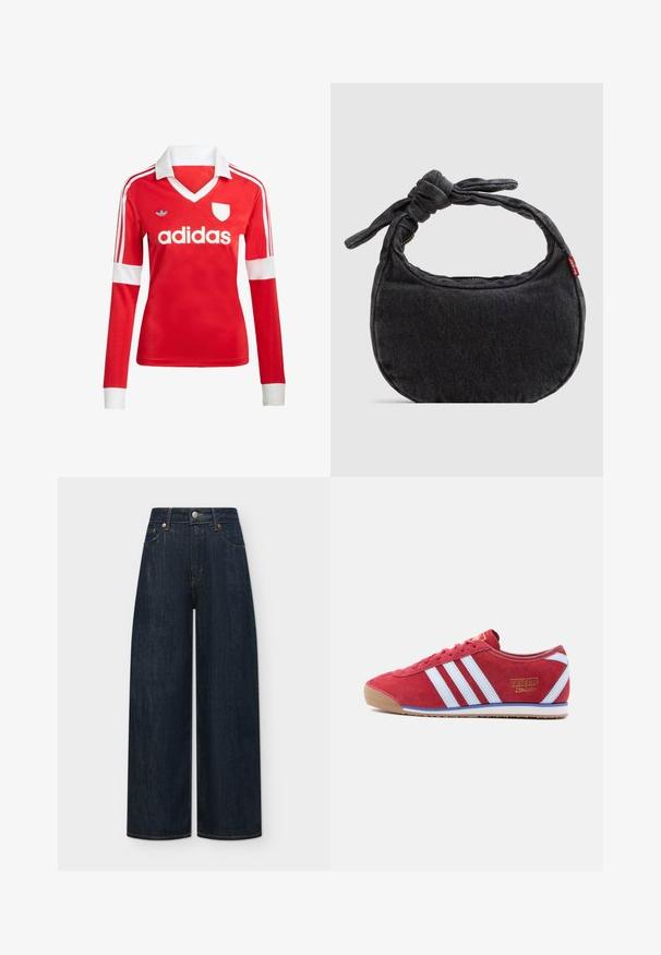 Rotes Fußballtrikot mit langen Ärmeln, weißem Kragen und weißen Ärmelbündchen. Es hat drei weiße Streifen auf den Schultern und das "adidas"-Logo ist auffällig platziert.; Dunkelblaue Jeans mit weitem Bein, vorn mit Knöpfen und Reißverschluss, Gürtelschlaufen sowie Vorder- und Gesäßtaschen auf einfarbigem Hintergrund.; Roter Wildleder-Sneaker mit weißen Lederstreifen, beiger Gummisohle und dünnen Schnürsenkeln. Mit goldener "adidas Italia"-Beschriftung an der Seite.; Kleine schwarze Jeans-Umhängetasche mit geknotetem Riemen und Reißverschluss, mit einem roten Levi's Stoffetikett an der Seite.
