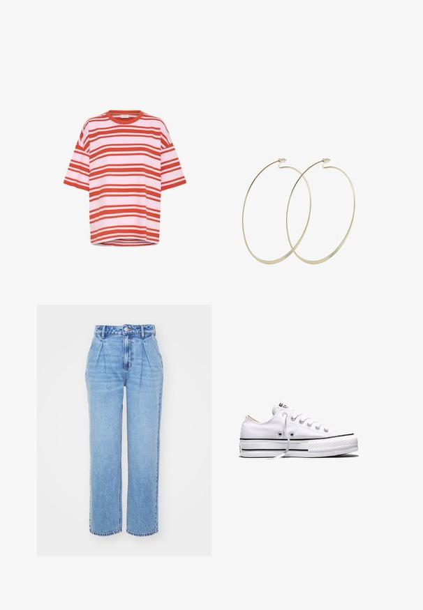Rød- og hvidstribet t-shirt med korte ærmer, lavet af blødt stof med en løs pasform og rund halsudskæring, der har vandrette striber.; Lyseblå denimjeans med høj talje, brede ben og frontfolder. Har typisk syning og en knaplukning i taljen.; Hvid lavtop lærredssneakers med hvide snørebånd, sorte striber på sålen og gummieret tekstureret tåhætte, sidevendt på hvid baggrund.; Pilgrim Øreringe - gold-coloured