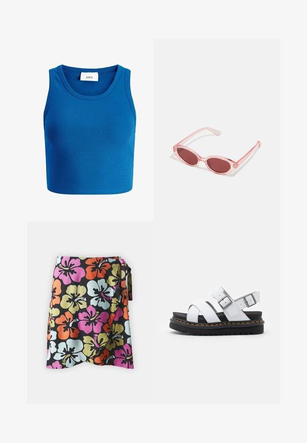 Blå ribbet cropped top med bred halsudskæring, ærmeløs design og et mærke med teksten "JJXX" placeret midt på halsudskæringen.; Wrapskørt med sort baggrund og store hibiscusblomster i orange, pink, lys blå og grøn. Lavet af letvægtsstof.; Hvide lædersandaler med justerbare spænder, lagdelt sort platformssål og orange syning langs kanten.; Lyserøde transparente solbriller med ovale linser, mørkerød toning og slanke stænger, der har en glat overflade og diskret detaljering på rammen.