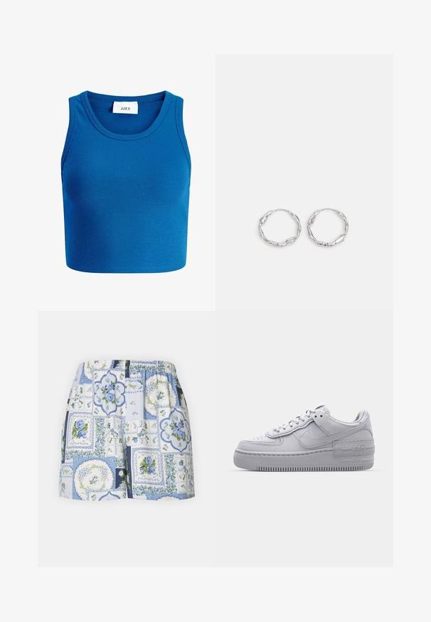 Blå ribbet cropped top med bred halsudskæring, ærmeløs design og et mærke med teksten "JJXX" placeret midt på halsudskæringen.; Blå blomsterprint shorts med patchworkdesign og forskellige mønstre, elastisk talje og let stofstruktur.; Grå Nike Air Force 1 sneakers med perforeret tå, glat læderoverdel, tyk sål og præget 'AIR' detalje på hælen.; Sølv hoops med en bølget, uregelmæssig tekstur. Har en tynd, cirkulær form og en reflekterende finish.