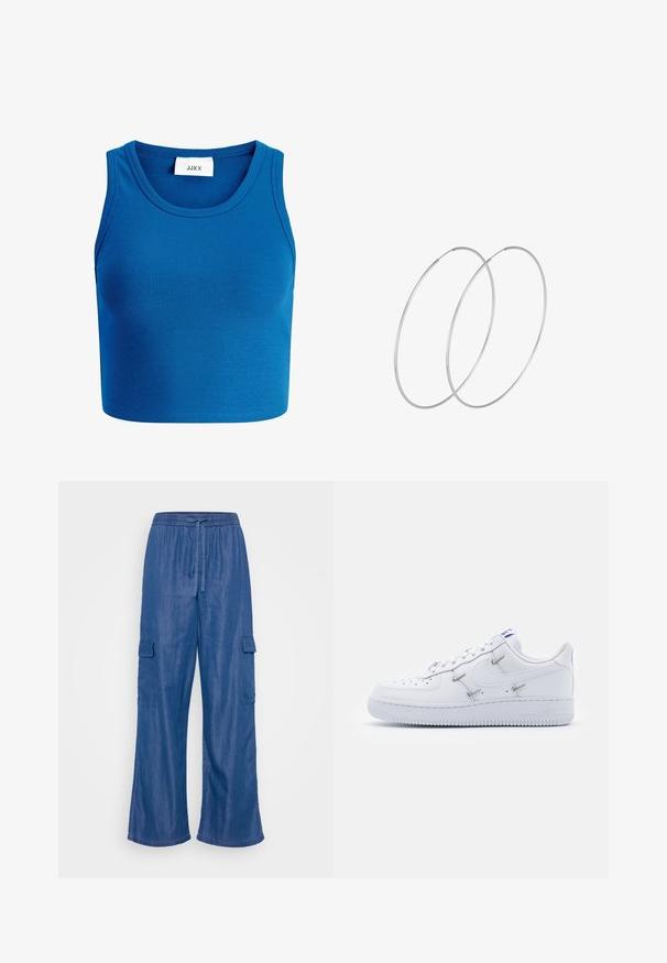 Blå ribbet cropped top med bred halsudskæring, ærmeløs design og et mærke med teksten "JJXX" placeret midt på halsudskæringen.; Blå denim cargo bukser med en afslappet pasform, som har en snor i taljen og to sidelommer. Glat tekstur, brede ben.; Nike Sportswear AIR FORCE 1 - Sneakers - white/hyper royal/black; Sølvøreringe med et minimalistisk design. Cirkulær form, glat tekstur og tynd profil. Letvægtige med en poleret overflade.