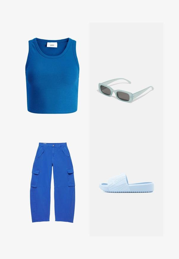 Blå ribbet cropped top med bred halsudskæring, ærmeløs design og et mærke med teksten "JJXX" placeret midt på halsudskæringen.; Blå cargobukser med store klaplommer på lårene og skrå lommer nær taljen, med knap- og lynlåslukning.; Lyseblå sandle med glat overflade, tekstureret rem med hævede linjer og en flad sål med ribbet design for bedre greb.; Et par rektangulære solbriller med lyseblå gennemsigtige stel og mørkegrå linser, der har lige templer og minimale hardware detaljer.