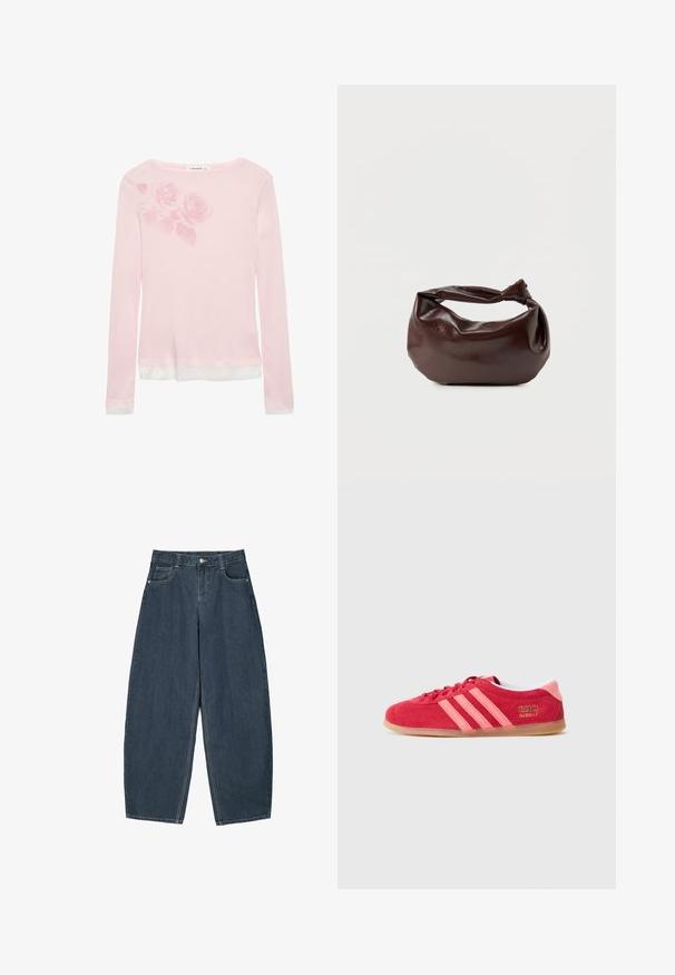 Langærmet pink t-shirt med en hvid kant, der har et diskret rosemønster på venstre skulder og rund halsudskæring. Blød stoftype.; Mørkeblå denim buede bukser med høj talje, som har fem lommer og synlige stingdetaljer. Ren, minimalistik design.; Rød ruskindssneaker med pink striber, gummisål i farven gum og gyldne logodetaljer. Har rundet tå og snørelukning.; Mørkebrun læder skuldertaske med en blød, afslappet form og et snoet knudehåndtag på en ensartet hvid baggrund.