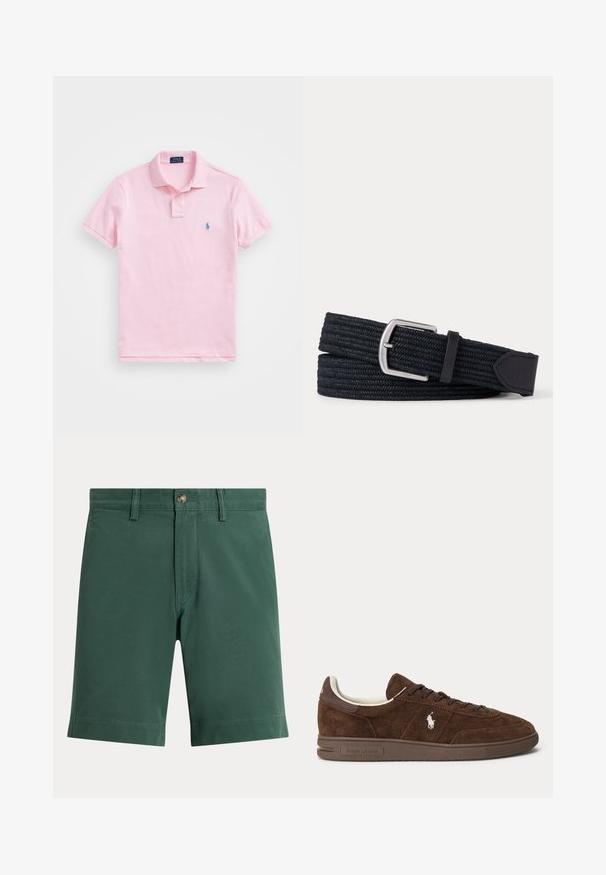 Polo shirt rose clair en coton, avec une patte de boutonnage à deux boutons, des manches courtes et un petit logo bleu brodé sur la poitrine.; Shorts vert foncé longueur genou avec passants de ceinture, fermeture par bouton et braguette zippée, présentés sur un fond uni.; Baskets basses en daim marron avec semelle marron foncé, lacets et logo Polo blanc brodé sur le côté.; Ceinture en tissu tissé noir avec une boucle rectangulaire argentée et une extrémité en cuir noir, enroulée sur un fond blanc.