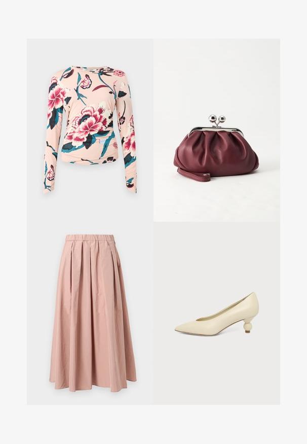 Diane von Furstenberg LONG SLEEVE SHIRT - Langærmet T-shirt - light pink; Lyserødt plissert skørt med elastisk midjebånd, med en blød tekstur og et flydende design, der når ned til midt på læggen.; Kremfarvet damesko med spids snude og lav hæl, hvor hælen er rund og kugleformet, på en ensfarvet baggrund.; Lille bordeauxlæder clutch-pung med sølv metal lukning og håndledsrem på hvid baggrund.